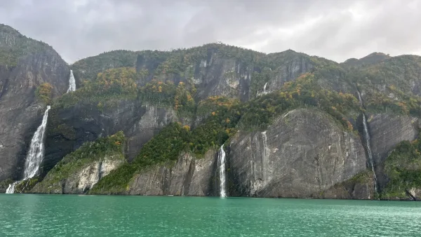 A intensa cor azul do gelo na base da geleira Serrano.