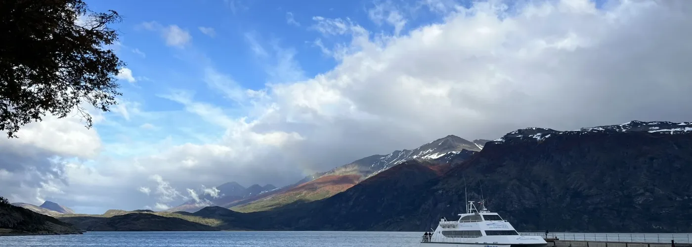 Los pasajeros disfrutan de una bebida con hielo glacial mientras contemplan el glaciar Balmaceda.