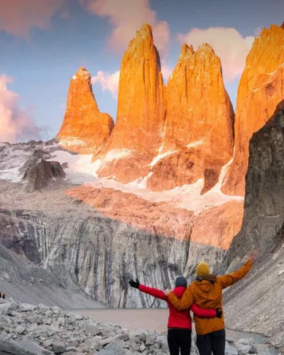 La vista clásica de las tres torres de granito y la laguna glaciar en Base Las Torres.