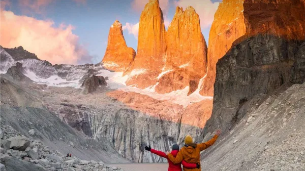 La vista clásica de las tres torres de granito y la laguna glaciar en Base Las Torres.