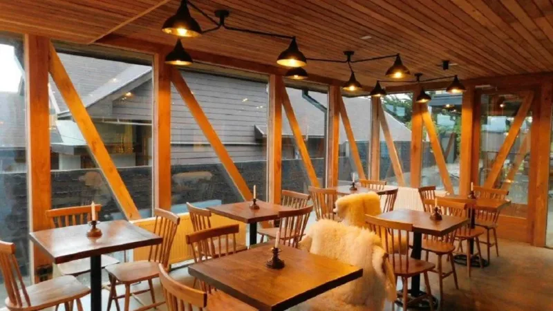 The industrial-style interior of Factoria Patagonia featuring exposed brick and metal.