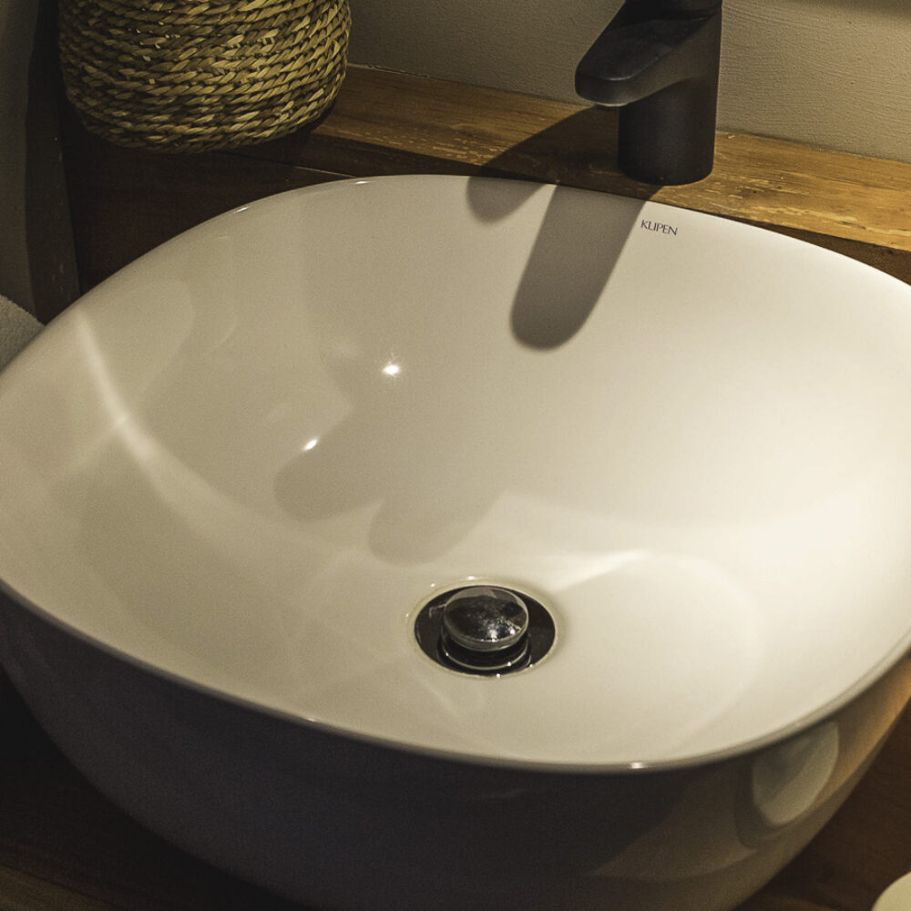 Una habitación doble en Factoria Patagonia que muestra la combinación de diseño industrial y acogedor.