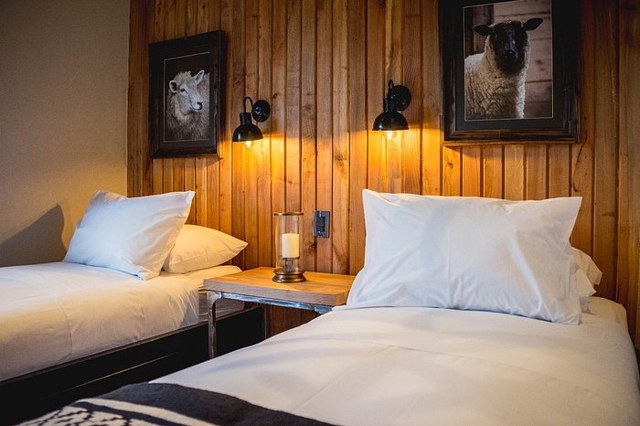 La zona de bar y restaurante de Factoria Patagonia, popular por su cerveza artesanal y sus pizzas.