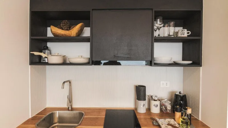 El dormitorio principal de Loft Toore Patagonia cuenta con una cama grande e iluminación contemporánea.