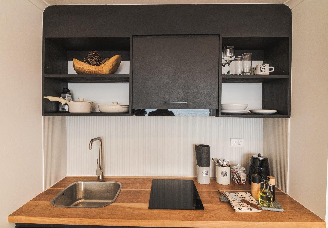 El dormitorio principal de Loft Toore Patagonia cuenta con una cama grande e iluminación contemporánea.