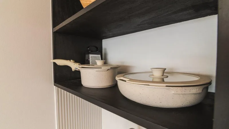 Primer plano de la elegante decoración y los textiles de una habitación en Loft Toore Patagonia.