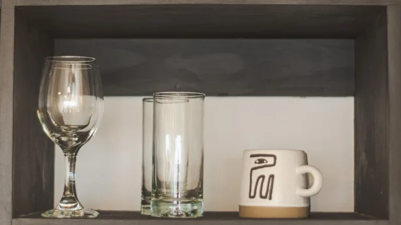 Un espacio de trabajo luminoso en uno de los lofts, perfecto para nómadas digitales que visitan la Patagonia.