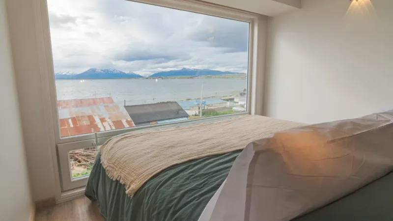 Una toma panorámica del salón-comedor de uno de los lofts más grandes de Loft Toore Patagonia.