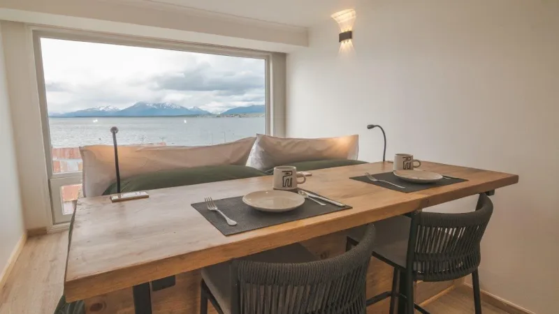 Un huésped disfrutando de un café en el moderno salón del Loft Toore Patagonia.