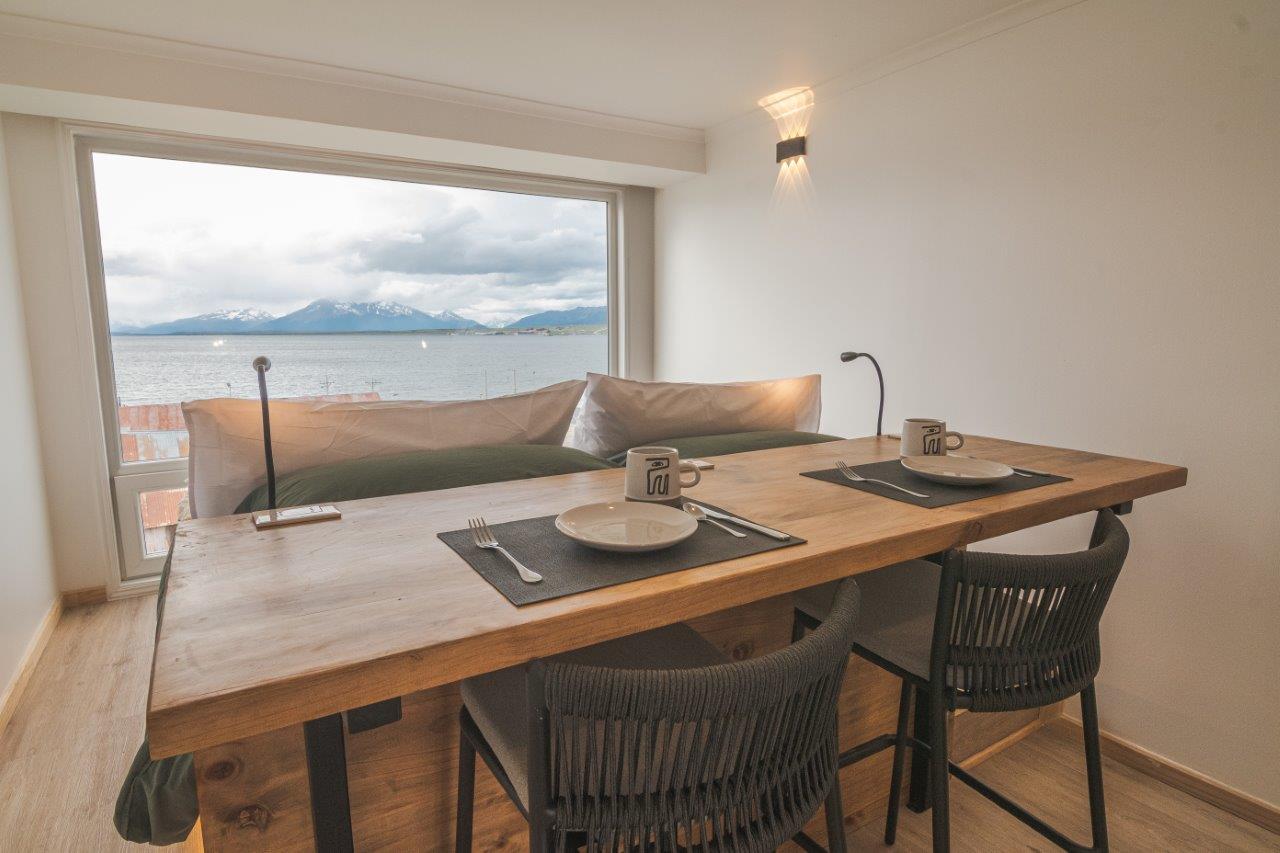 Un huésped disfrutando de un café en el moderno salón del Loft Toore Patagonia.