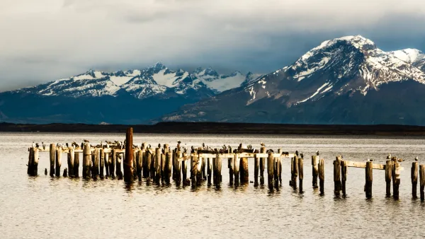 El paseo marítimo de Puerto Natales con las tranquilas aguas del estrecho de Última Esperanza.