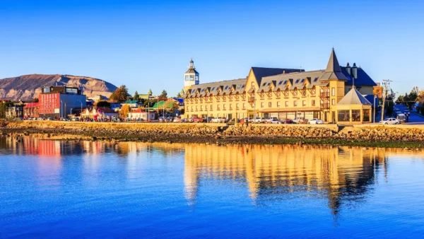 El cálido y acogedor vestíbulo de un hotel de lujo en Puerto Natales con decoración patagónica.