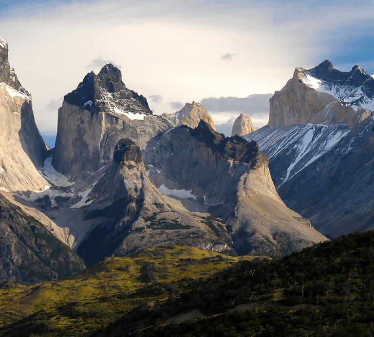 Un primer plano espectacular de las capas y texturas de las rocas de los Cuernos del Paine.