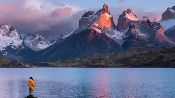 Un paisaje panorámico del Parque Nacional Torres del Paine durante el otoño.