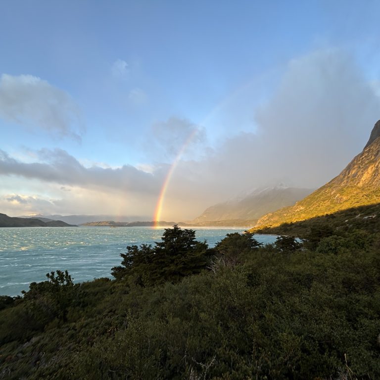 Un doble arcoíris apareció sobre el lago Grey, con grandes icebergs en el agua.
