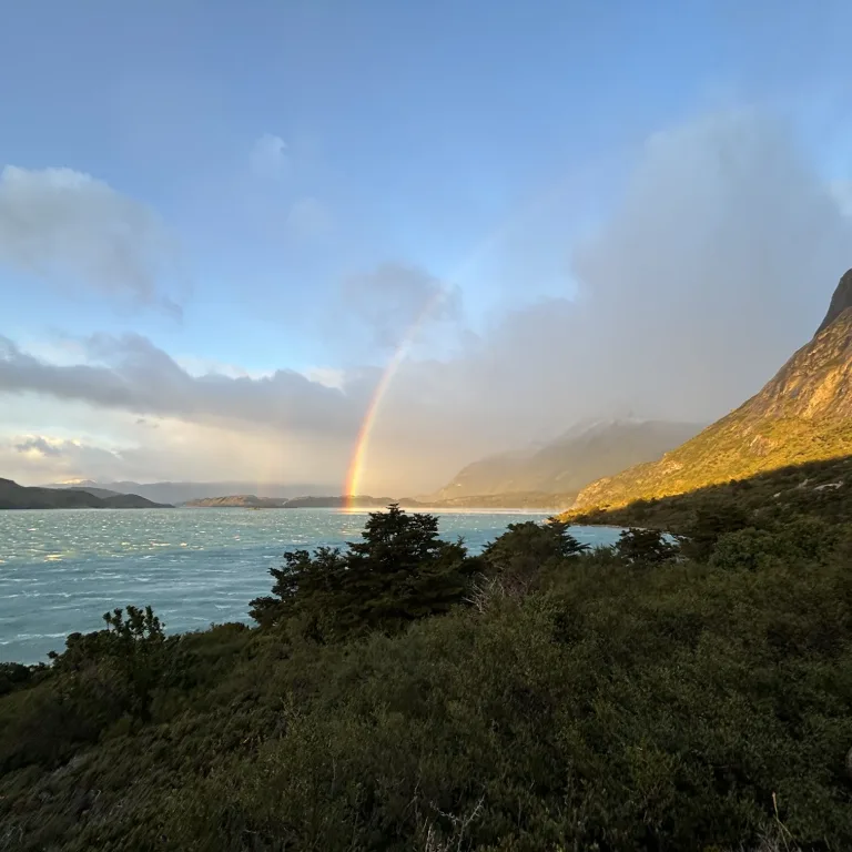 Un doble arcoíris apareció sobre el lago Grey, con grandes icebergs en el agua.