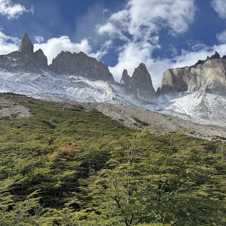Una vista espectacular de los glaciares colgantes y los picos afilados del Valle del Francés.