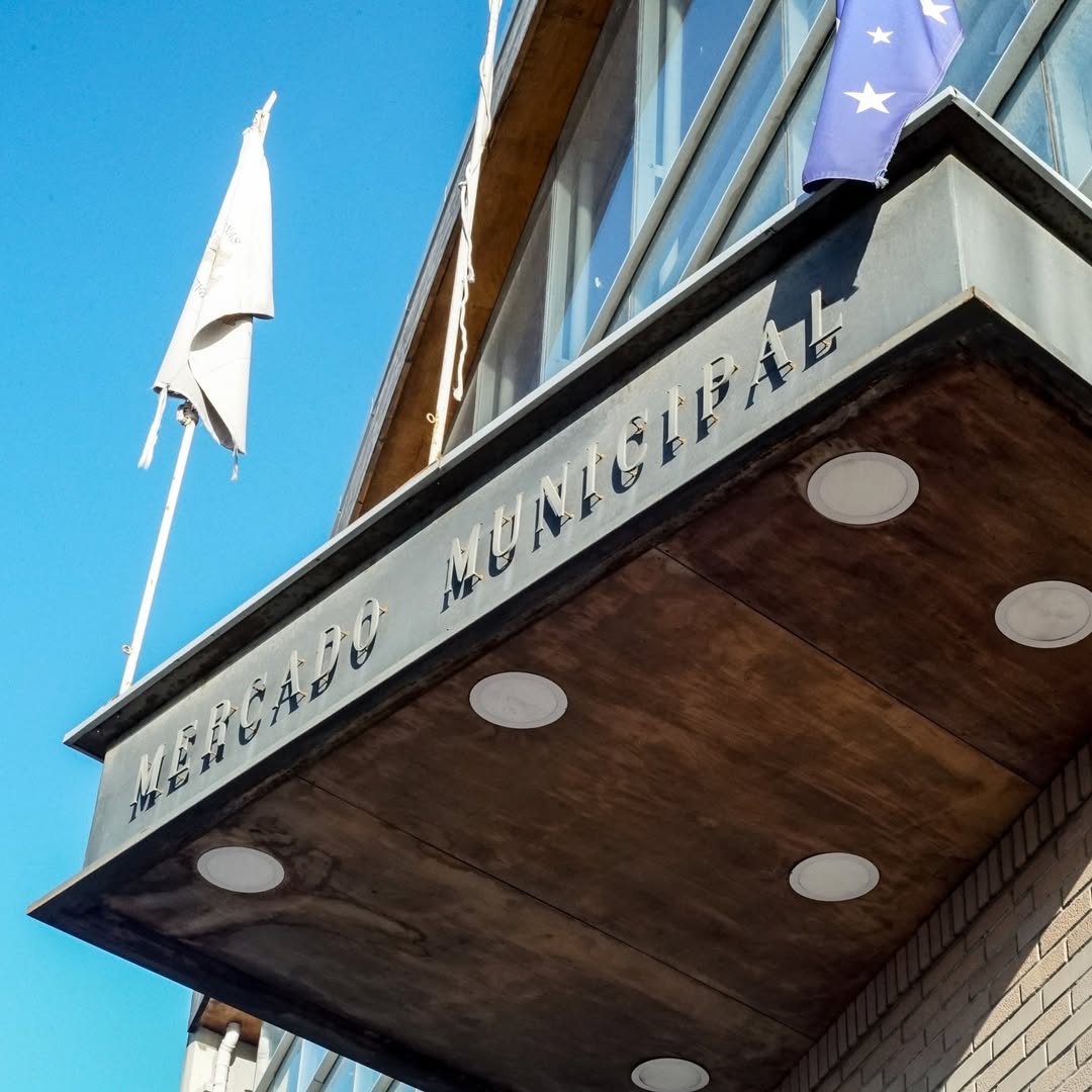 Um close-up de produtos artesanais de lã e lembrancinhas expostos em uma barraca de mercado.