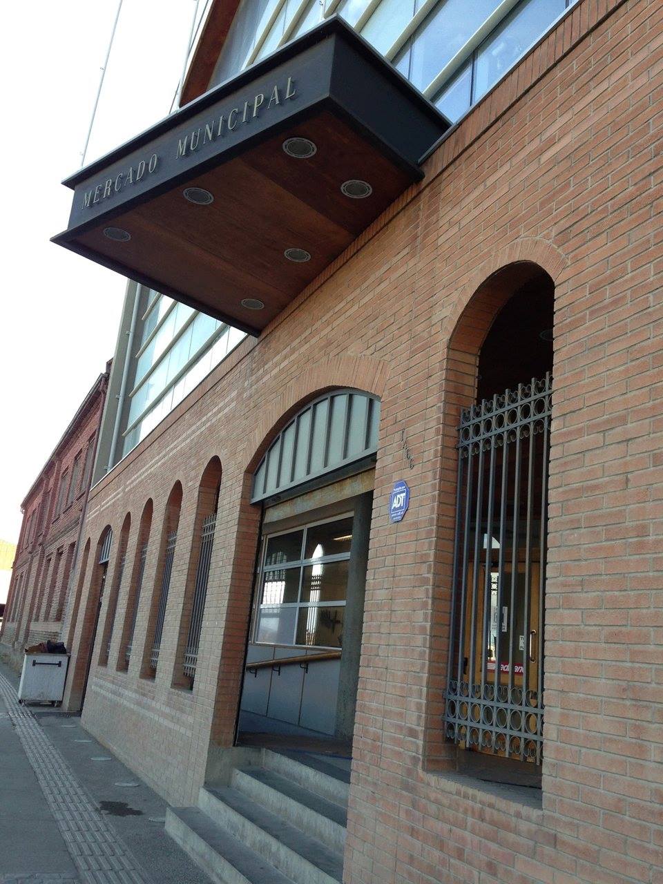 Vista exterior do colorido edifício do Mercado Municipal em Punta Arenas.