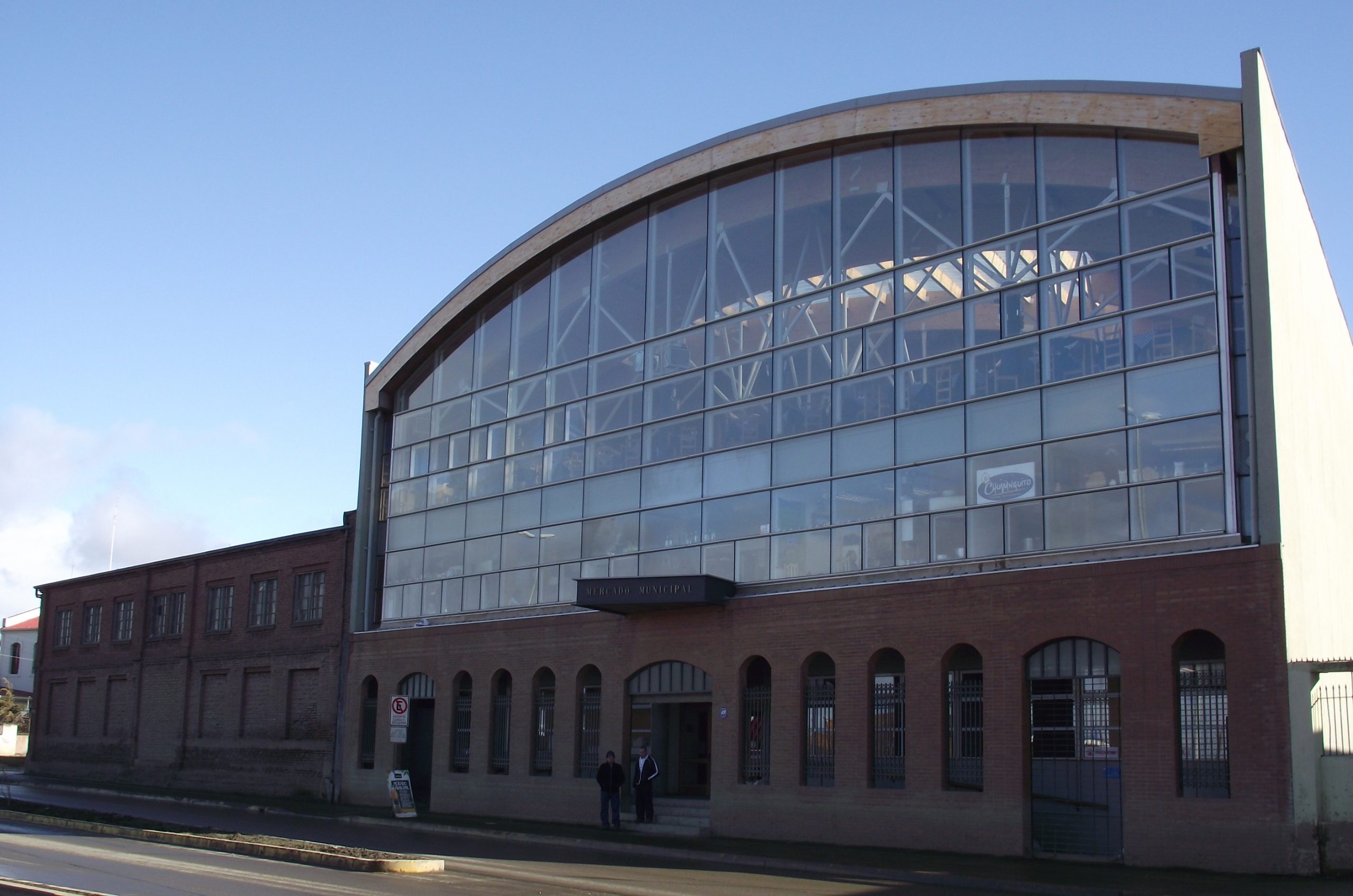 Compradores locais e turistas caminhando nos arredores do principal centro comercial da cidade.