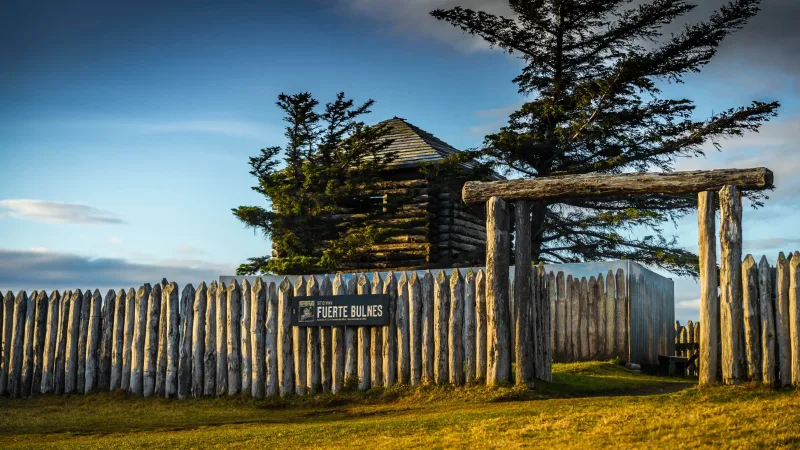 The main wooden gate providing access to the historic Fuerte Bulnes reconstruction.