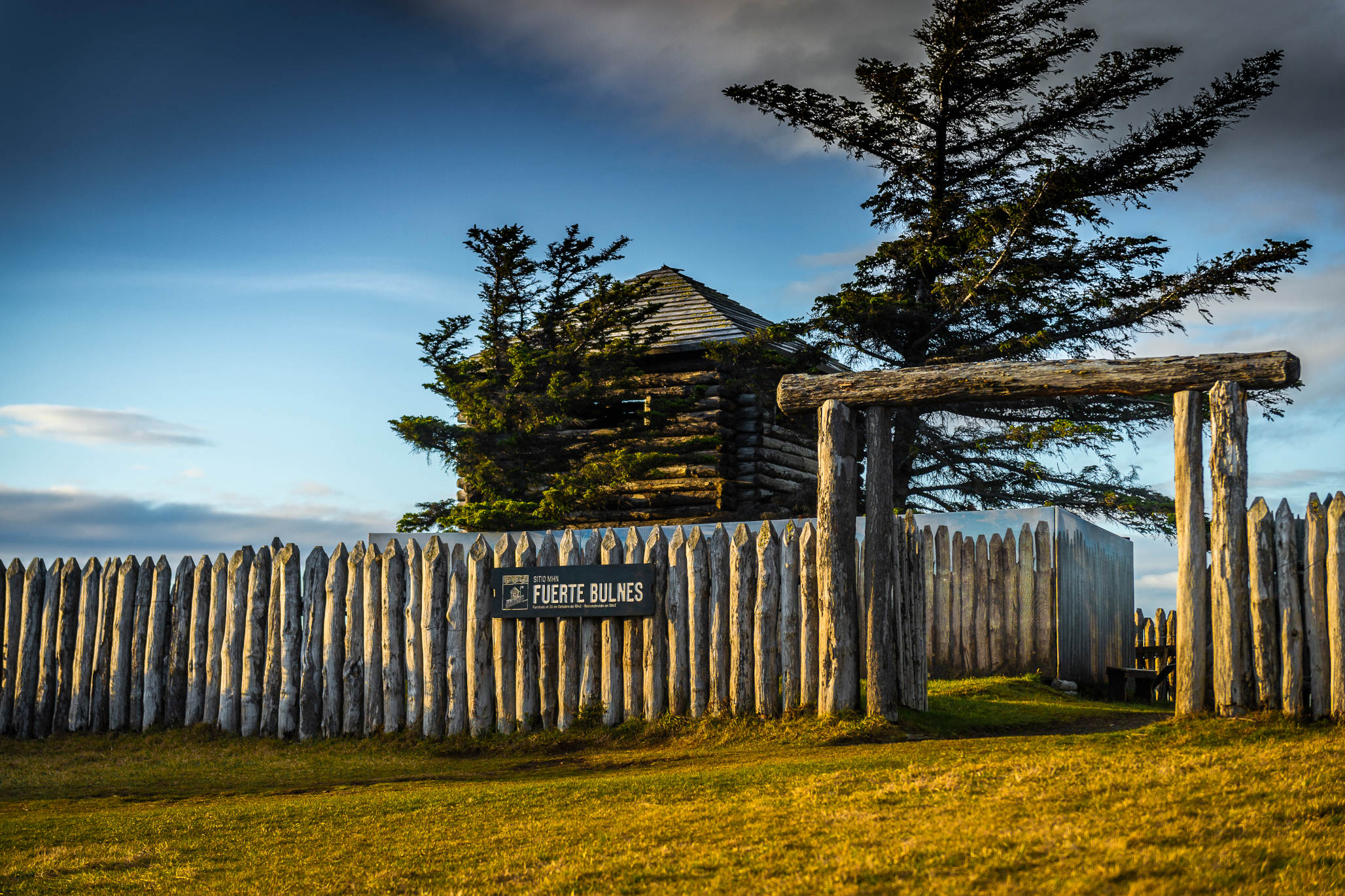 The main wooden gate providing access to the historic Fuerte Bulnes reconstruction.