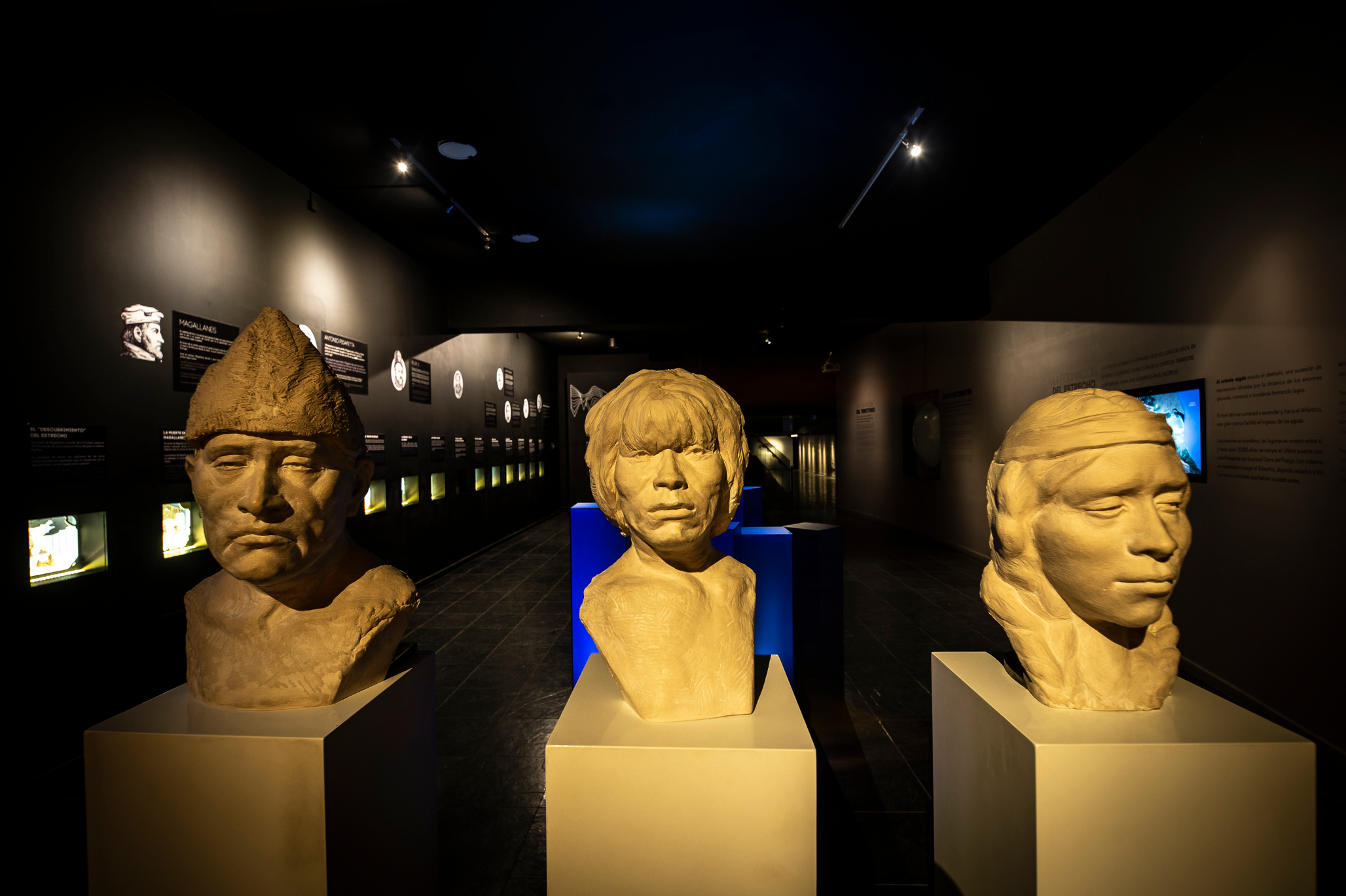 Bustos de bronze de figuras históricas estão expostos no moderno museu do Centro de Visitantes.