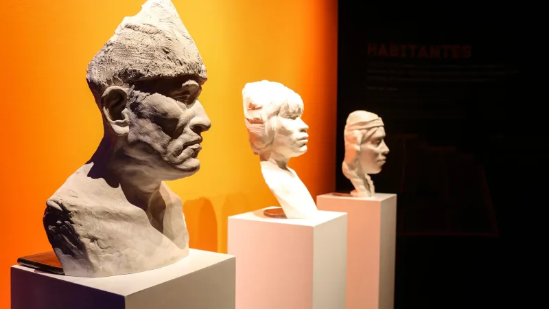 A gallery of portraits and busts explaining the early settlers of the Magallanes region.