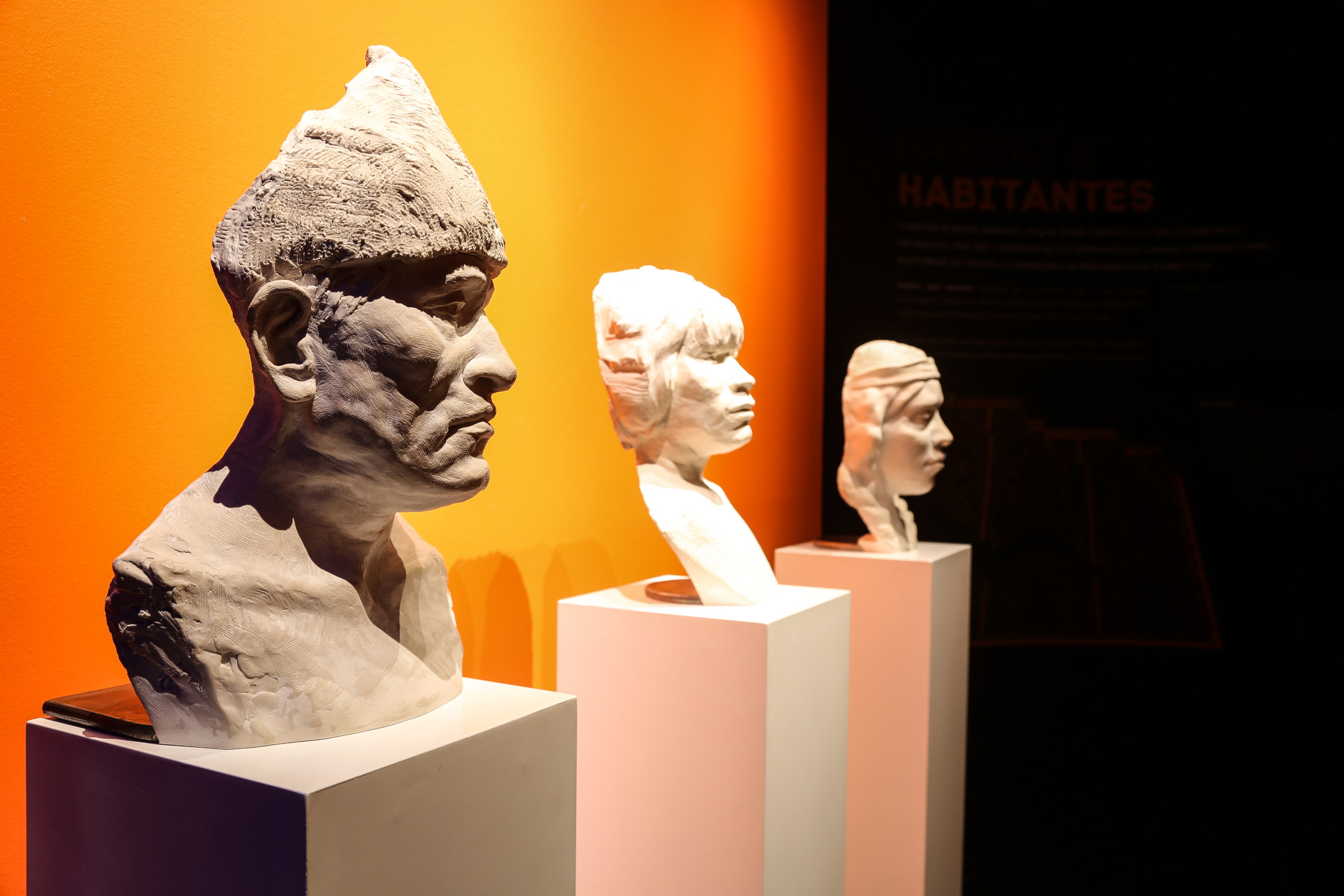 Uma galeria de retratos e bustos que retratam os primeiros habitantes da região de Magalhães.