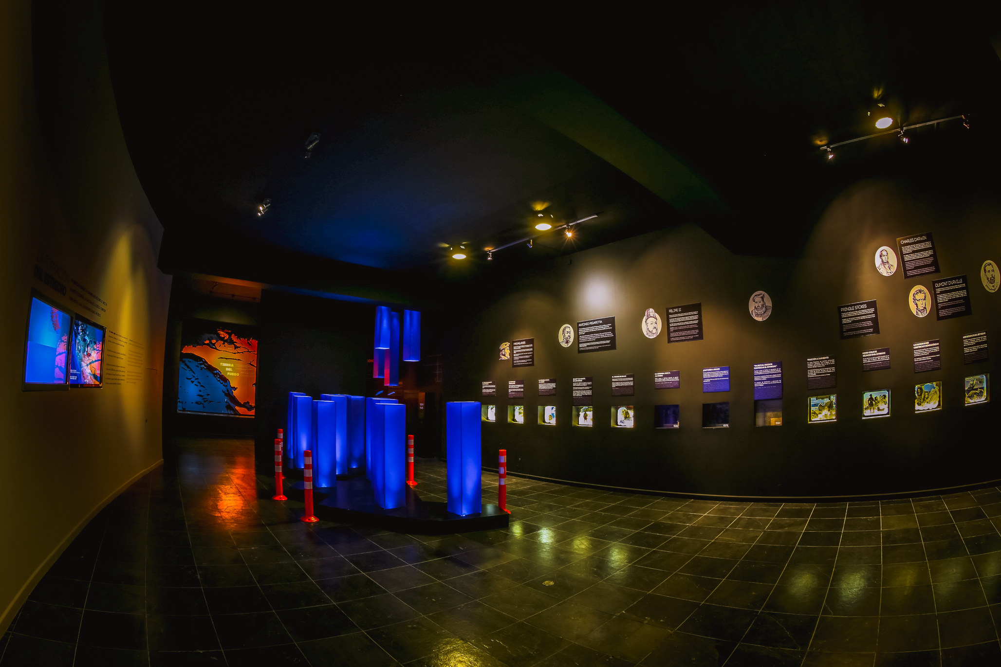 Uma foto panorâmica da paisagem, capturando a luz de inverno sobre o Estreito de Magalhães.