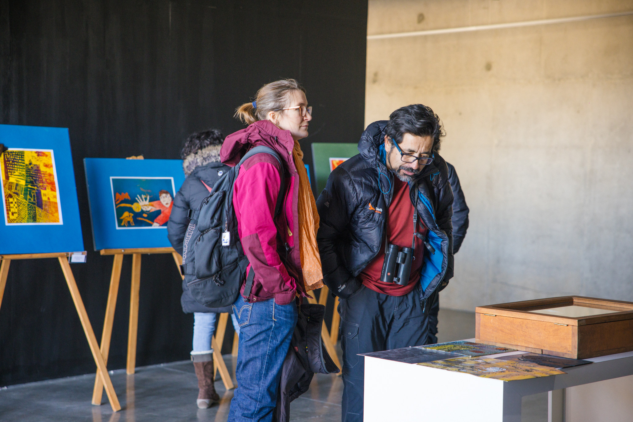 Um salão de exposições limpo e moderno com painéis educativos sobre história marítima.