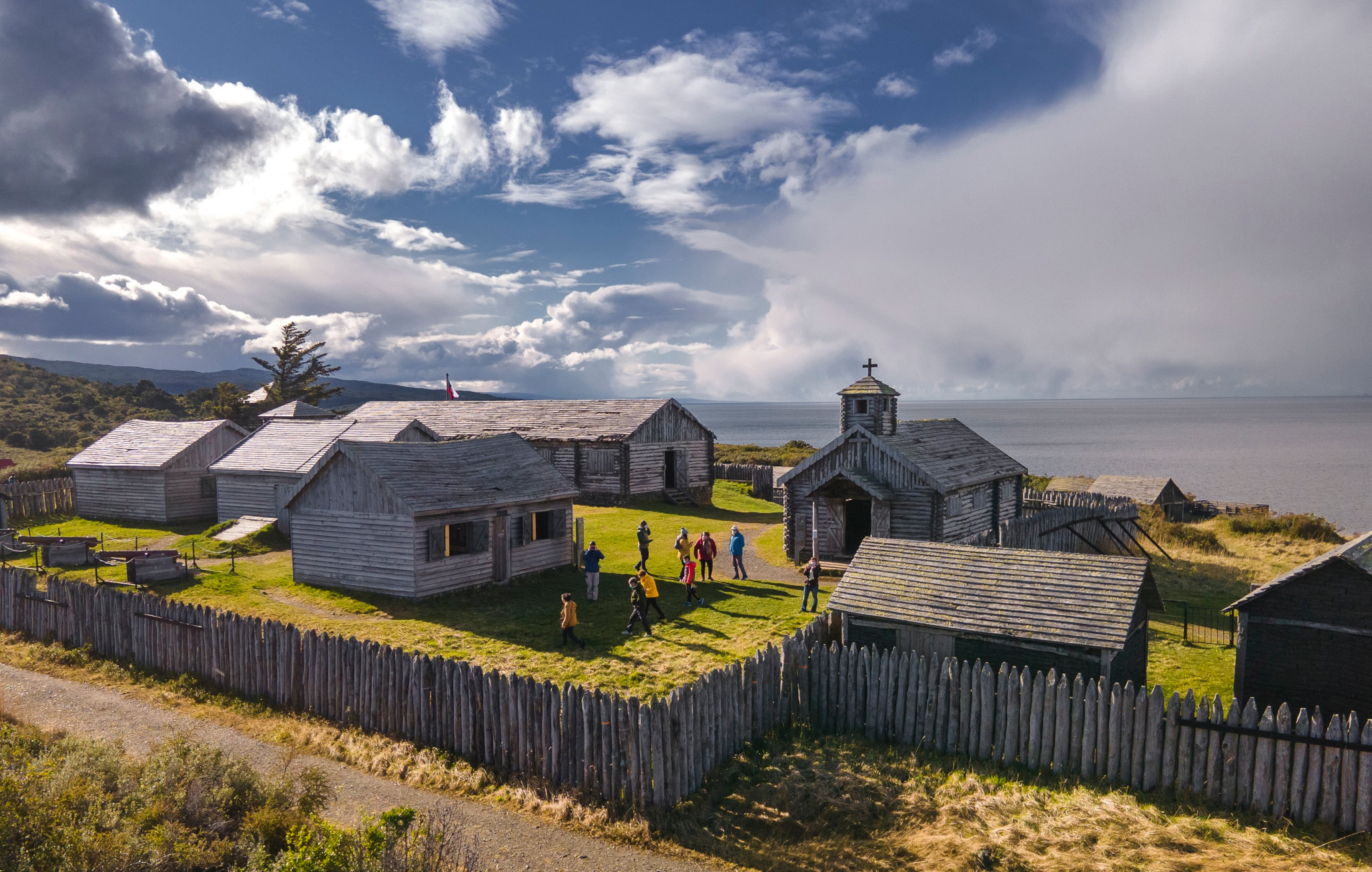 A sweeping panoramic view of the entire Fuerte Bulnes complex against a cloudy sky.